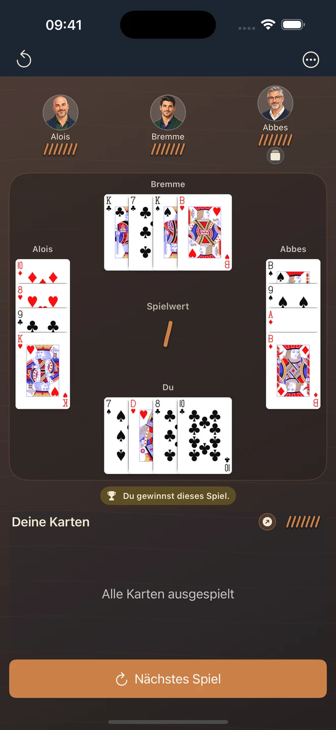 7 Schräm direkt nach dem vierten Stich: Die ausgespielten Karten aller drei Computergegner und die eigenen Karten liegen sichtbar am Tisch.